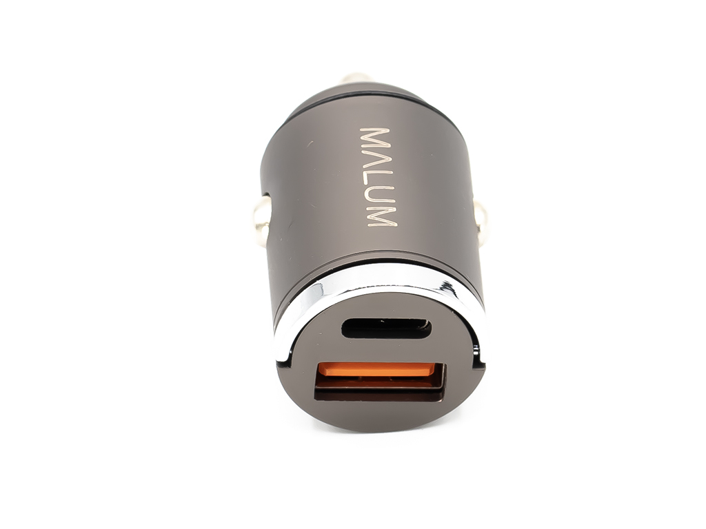 Moderní MALUM adapter do auta- minimalistický styl, robustní kovové tělo, výstupy USB-C + USB-A a výkon 20 W pro dynamické nabíjení